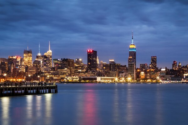 Luces nocturnas de Manhattan. Maravillosa vista de los rascacielos de nueva York