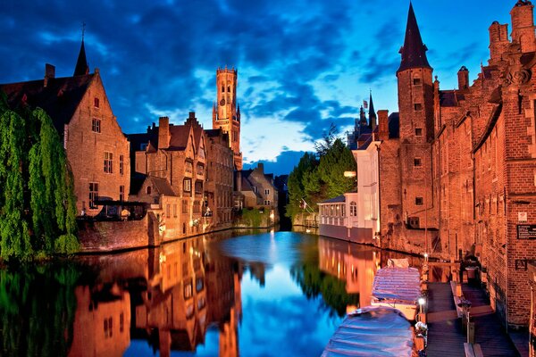 Die Landschaft der Abendstadt spiegelt sich im Wasser wider