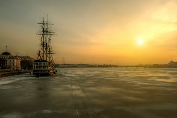 Der Wintermorgen in St. Petersburg ist sehr schön