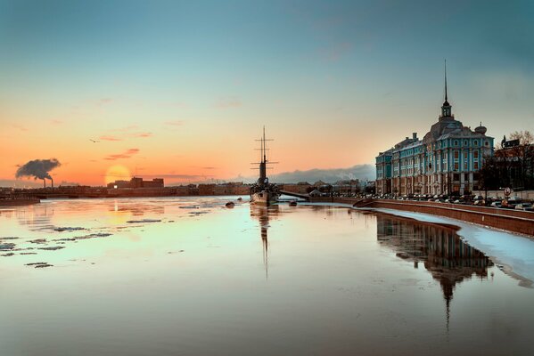 Paisaje de la mañana con el crucero Aurora en San Petersburgo. 