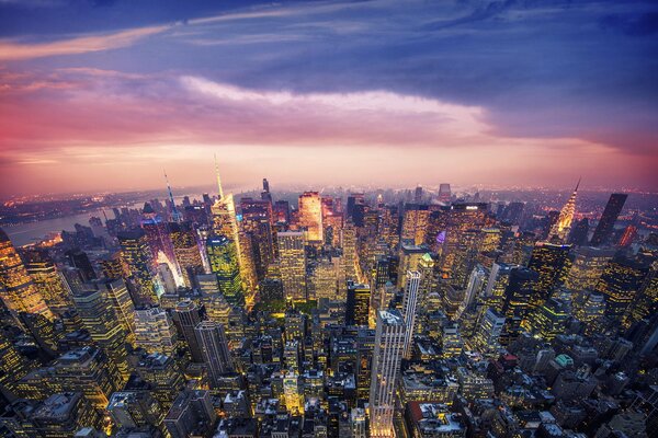 Puesta de sol sobre los legendarios rascacielos de nueva York