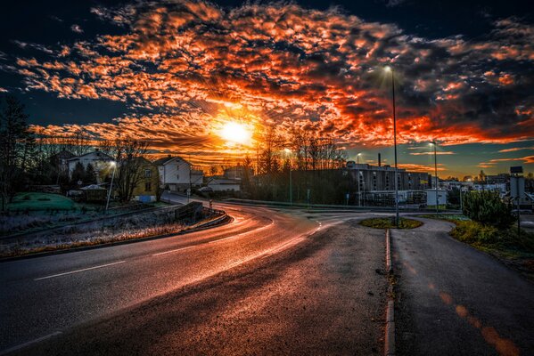 Camino y puesta de sol. No te pongas así.