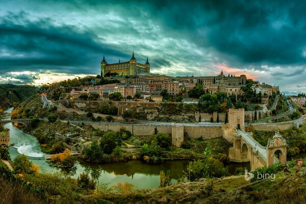 Coucher de soleil à Tolède en Espagne près de la rivière