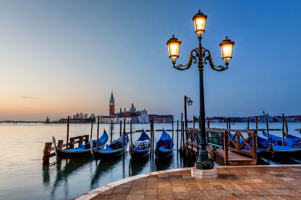 Gondelanlegeplatz in Venedig am Abend