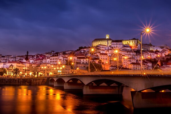 Pont avec lanternes et soirée ville