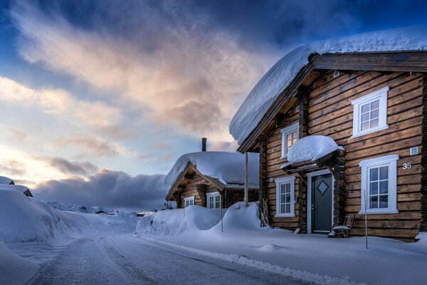 Aldea De Hovden, Noruega. Casas noruegas en el pueblo de Agder. Casas en Noruega en invierno