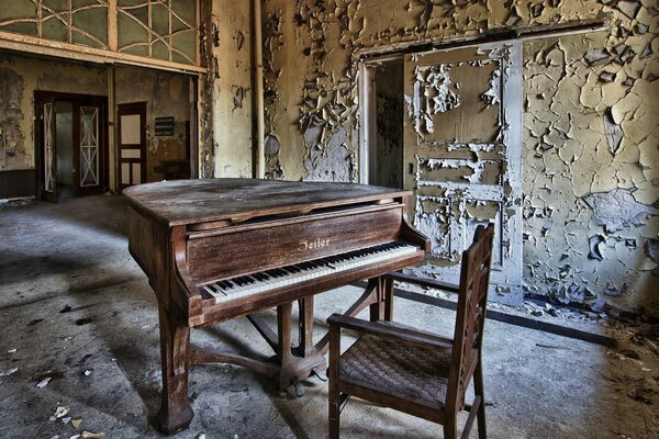 Stary fortepian w opuszczonym domu