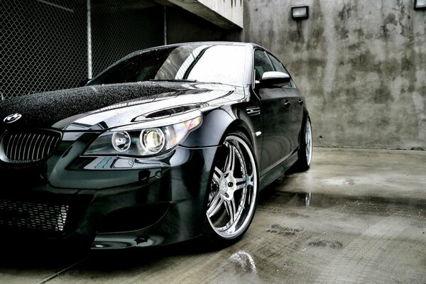 Elegante sedán deportivo bmw M5 negro