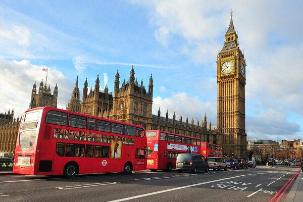 Roter englischer Bus in der Londoner Straße