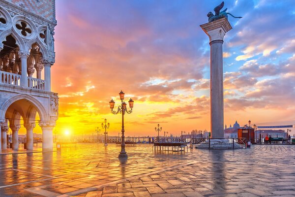 Erstaunlicher italienischer Sonnenuntergang