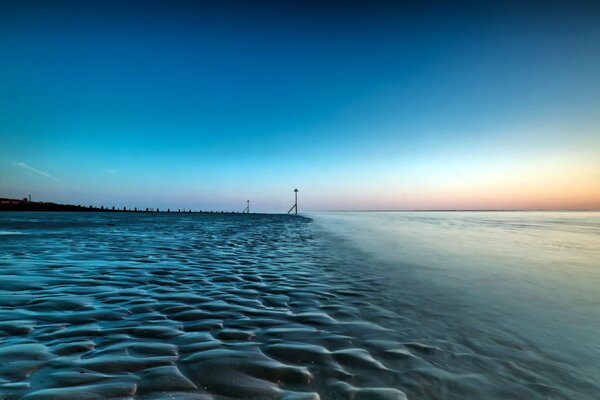 Niezwykła Plaża morska o zachodzie słońca