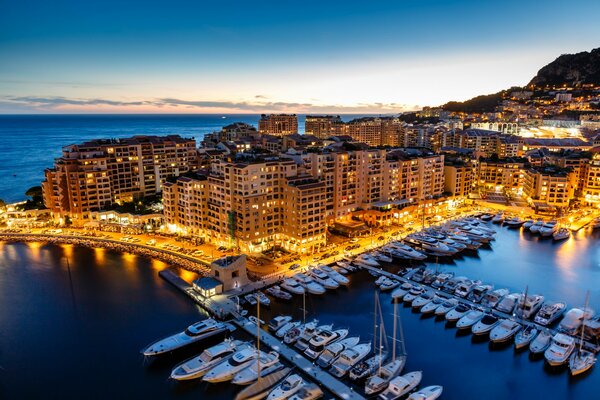 Fontway, das Fürstentum Monaco. Abendstadt an der Côte d Azur, umgeben von Wasser vor dem Hintergrund der Berge