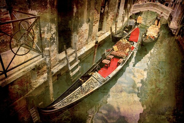 Gondole flottante dans l un des canaux de Venise