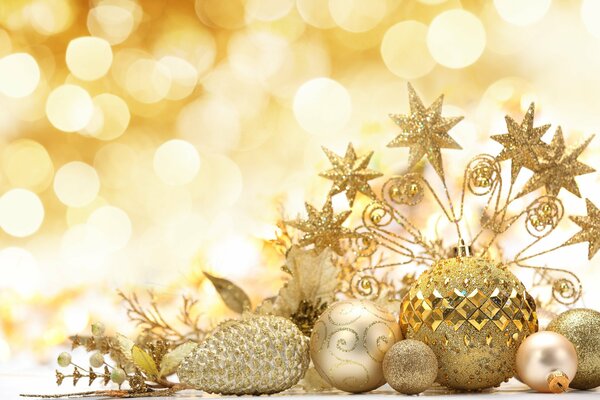 Goldschmuck, Kugeln und Zapfen des Neujahrs