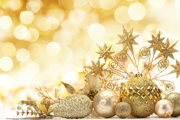 Décorations d or de Noël, boules et cônes