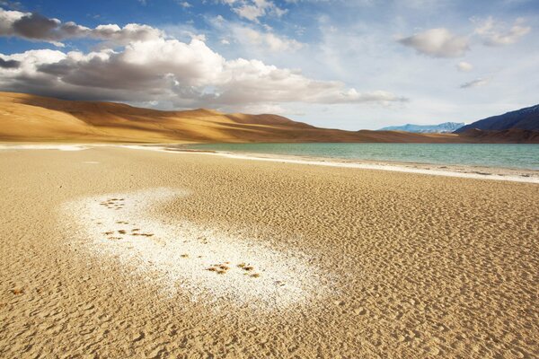 Sandstrand am Bergsee