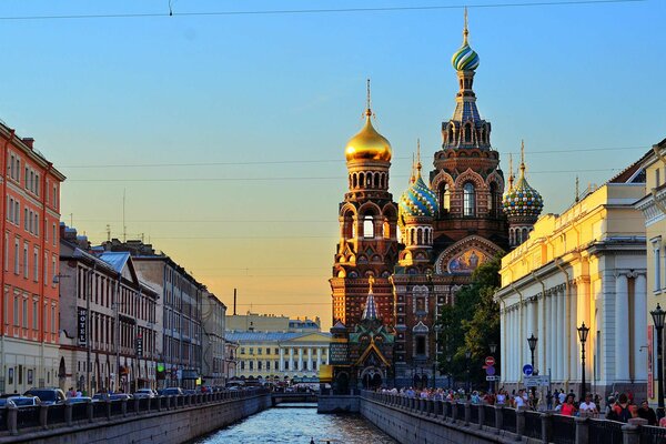 Die Uferpromenade von St. Petersburg, die Kathedrale des Erlösers auf dem Blut