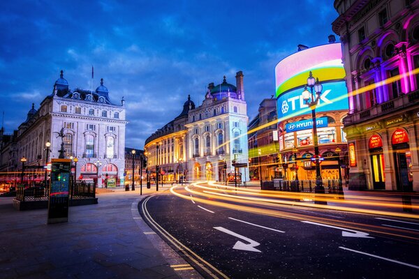 Una ciudad nocturna en el Reino Unido. Calles iluminadas de Londres por la noche