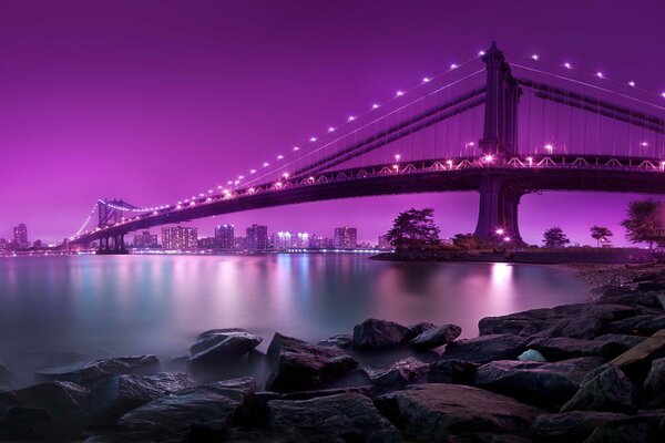 Brooklyn Bridge Manhattan wfioletowym świetle latarni