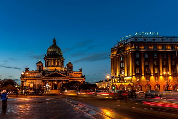 Гостиница Астория в ночных огнях