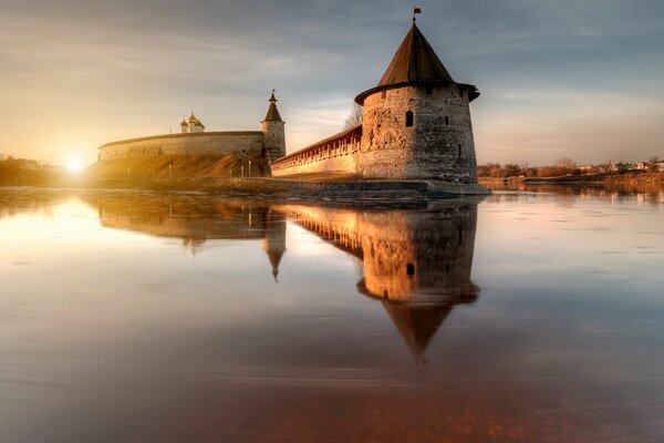 Matin De printemps tôt à Pskov