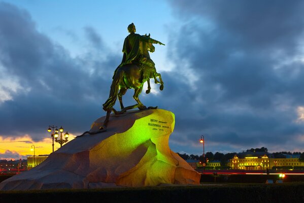 Monumento al jinete de bronce en la noche