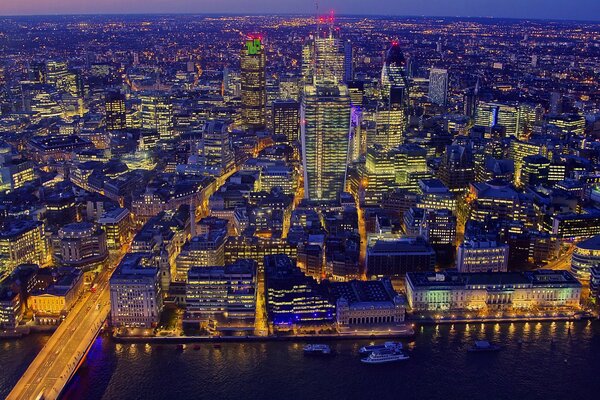 Blick auf London von oben in der Nacht