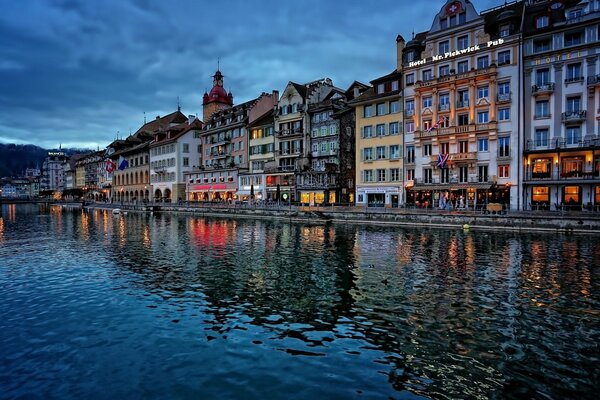 Edificios cerca del río en Suiza