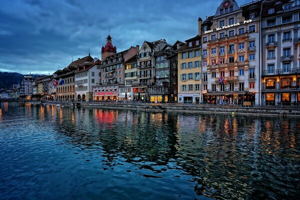 Здания рядом с рекой в Швейцарии