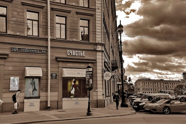 Café en la esquina en San Petersburgo