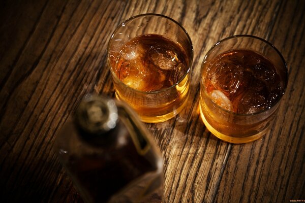 Deux verres de whisky glacé