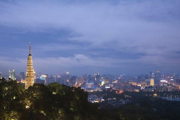 Panorama der Abendlichter der chinesischen Stadt Hangzhou