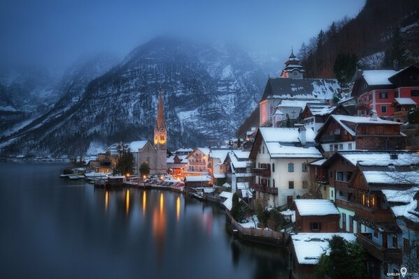 La ciudad invernal de Austria en la neblina