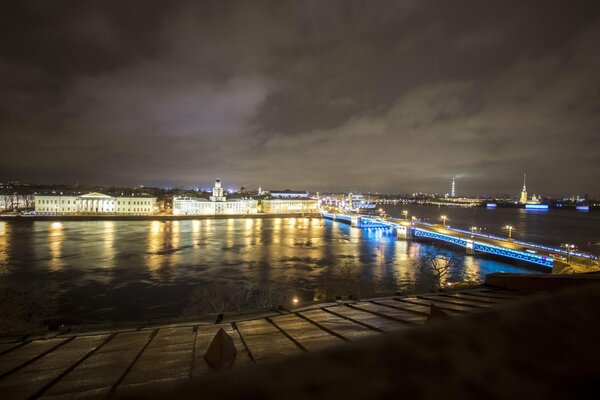 Rusia, San Petersburgo, vista nocturna desde el terraplén