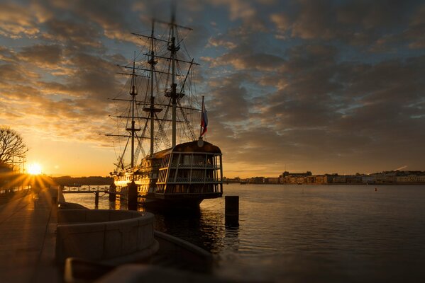 Благодатное утро на реке в Санкт-Петербурге