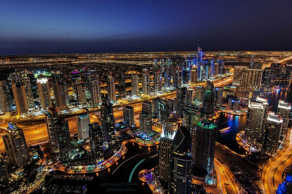 La ville nocturne de Dubaï dans les lumières