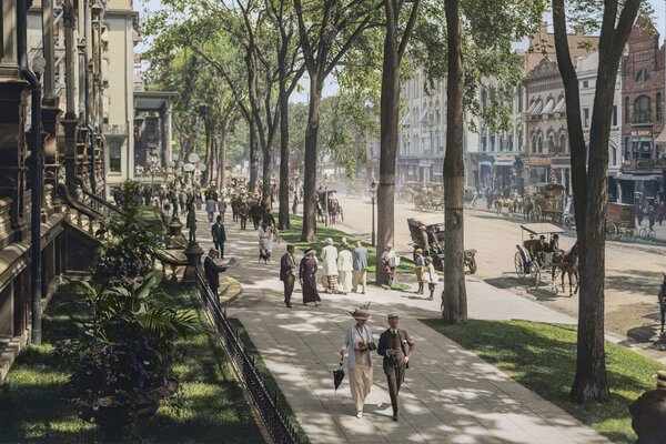 An image of Broadway with people in 1915