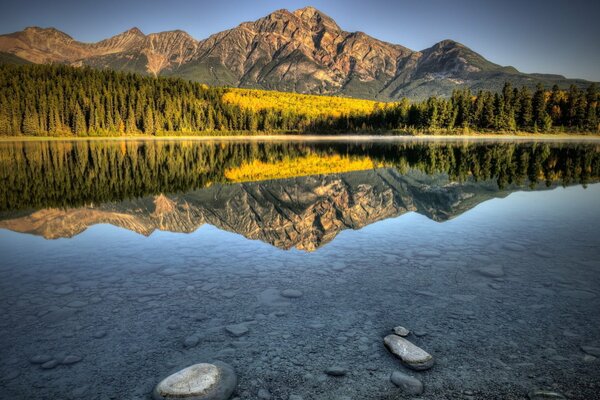 Paysage de la nature de montagne sur le lac