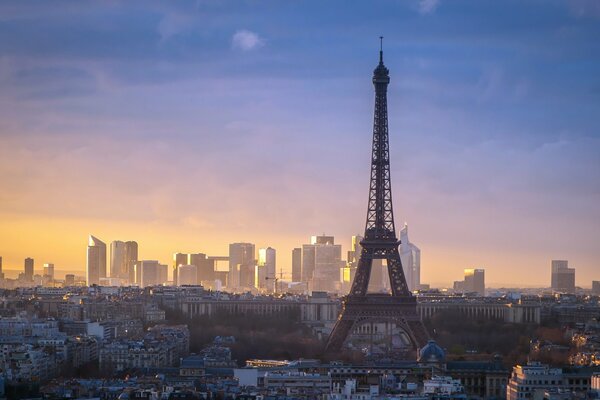 Wieża Eiffla góruje nad miastem Paryż