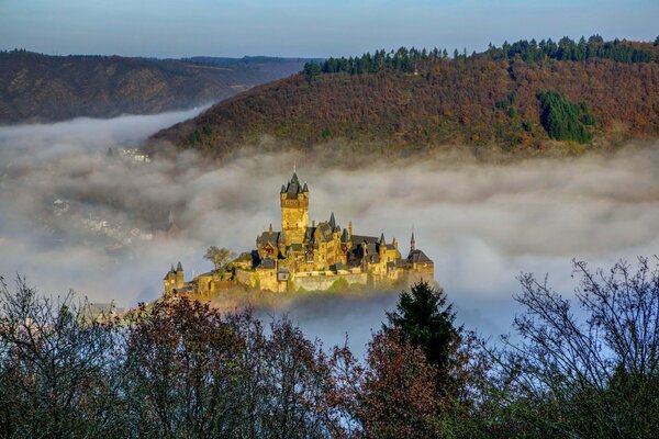 Castillo de cuento de hadas en la niebla