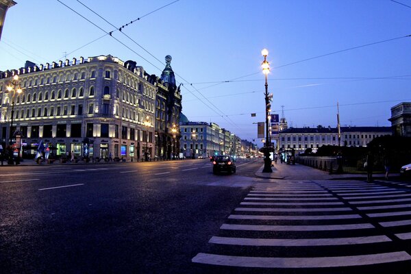 San Petersburgo Rusia paso de peatones y crepúsculo