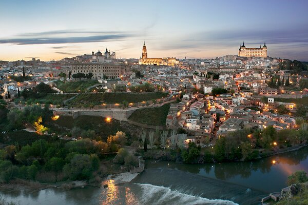 Città spagnola la sera sulla riva del fiume
