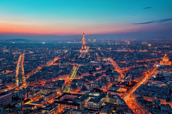 Vista nocturna de París a vista de pájaro