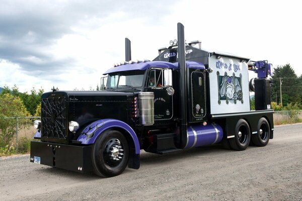 Trattore peterbilt 379 su strada