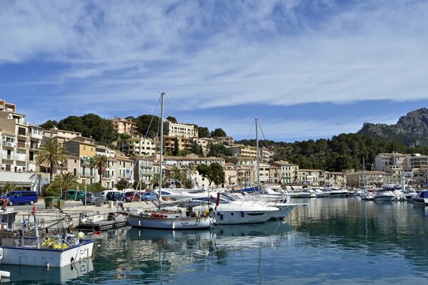 Quai avec yachts et bateaux