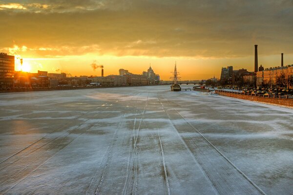 Lever du soleil sur la Neva couverte de glace