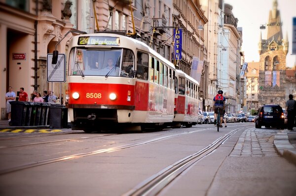 Tranvía rojo en Praga en el fondo de la torre