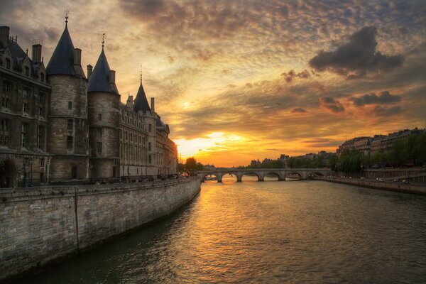 Sonnenuntergang über der Seine. Das alte Paris. Im Hintergrund ist eine Brücke sichtbar