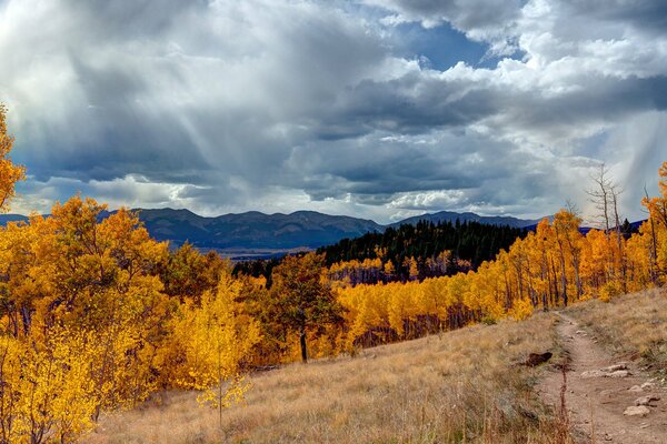 Sobre el cielo de Colorado inusual belleza de colores