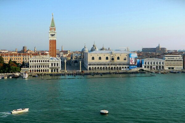 In Italia, la città di Venezia ha molti moli con barche